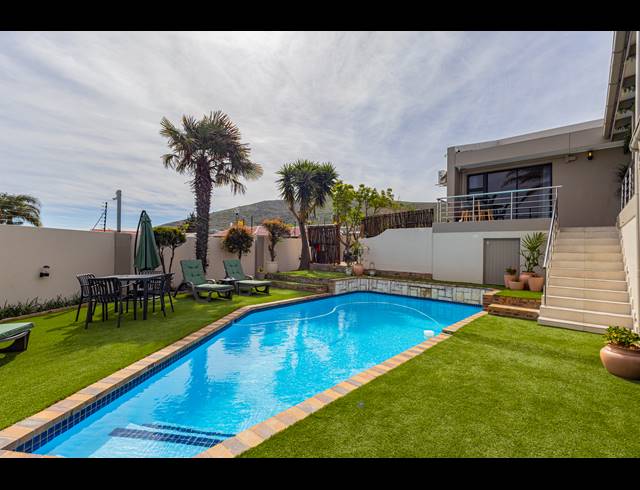 13 BEDROOM FREESTANDING FOR SALE IN PLATTEKLOOF